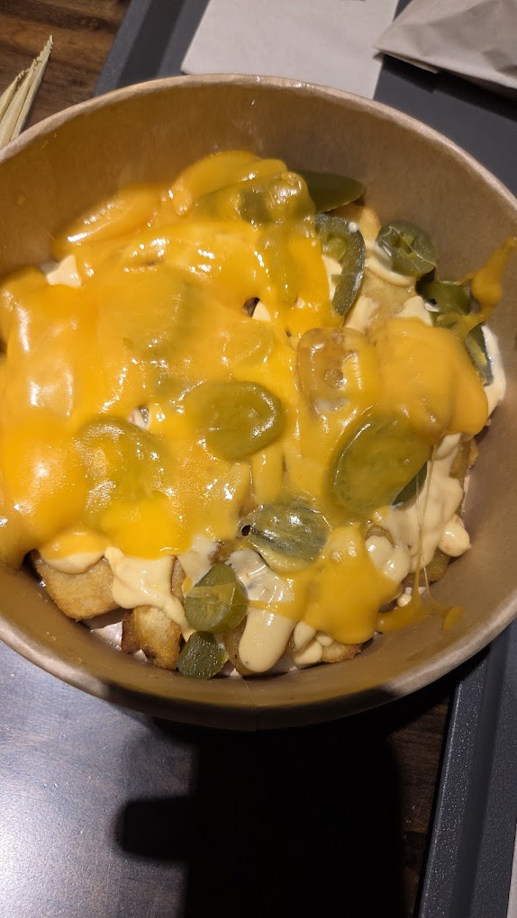 Chili Cheese Fries mit hausgemachter Sauce in Baden