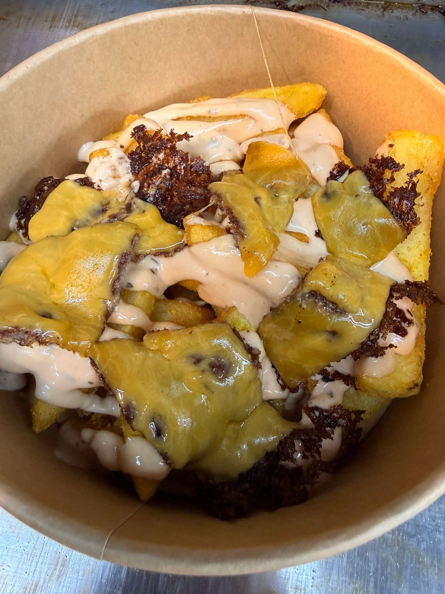 Big Crispy Fries mit Rinder Patty, Cheddar & Sauce