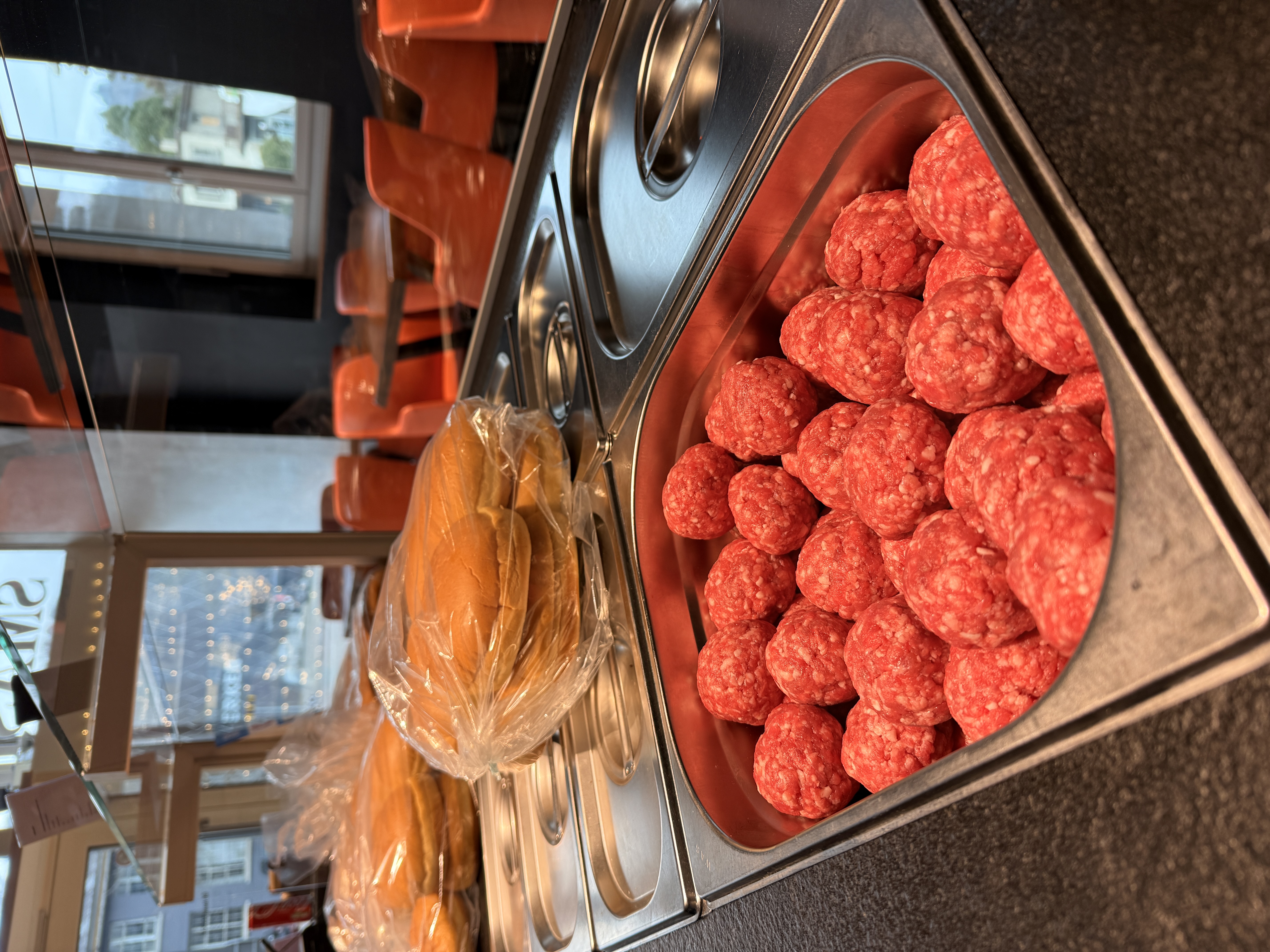 Fleischbällchen bereit zum Smashen auf der Grillplatte
