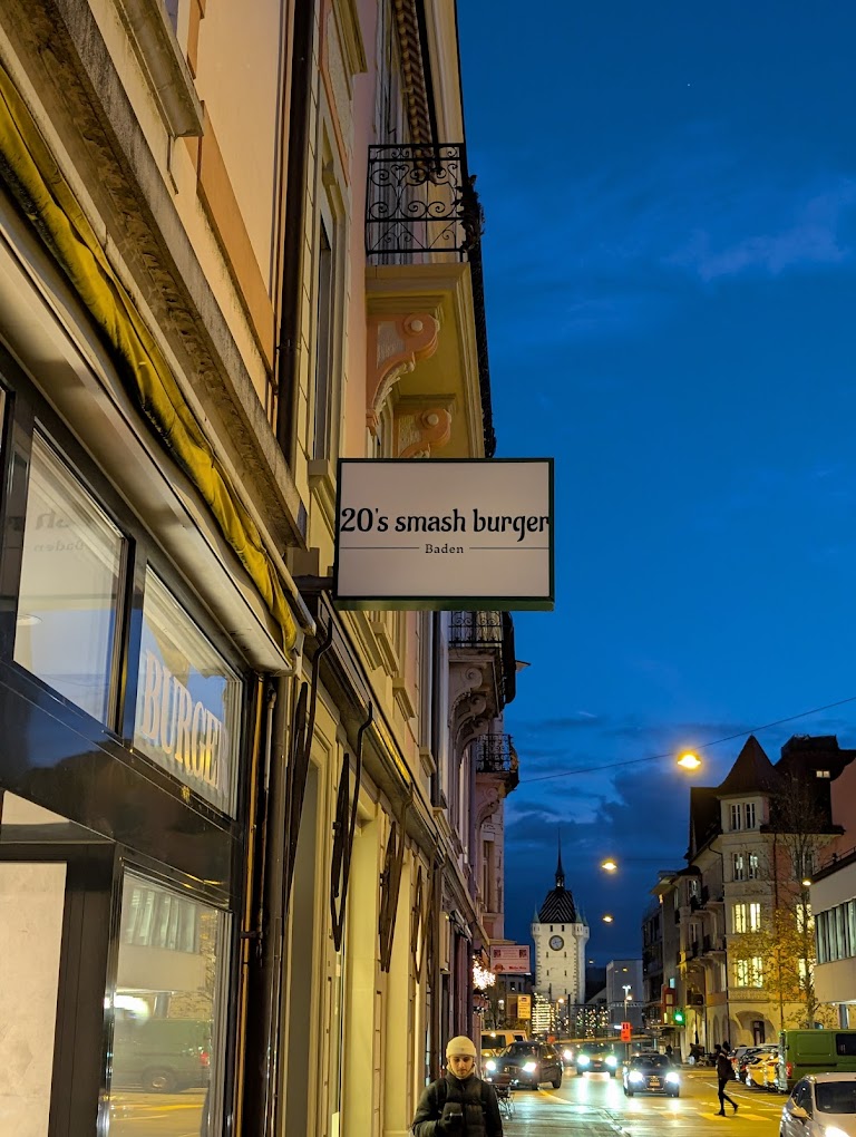 Schild von 20s Smash Burger Baden vor dem Restaurant