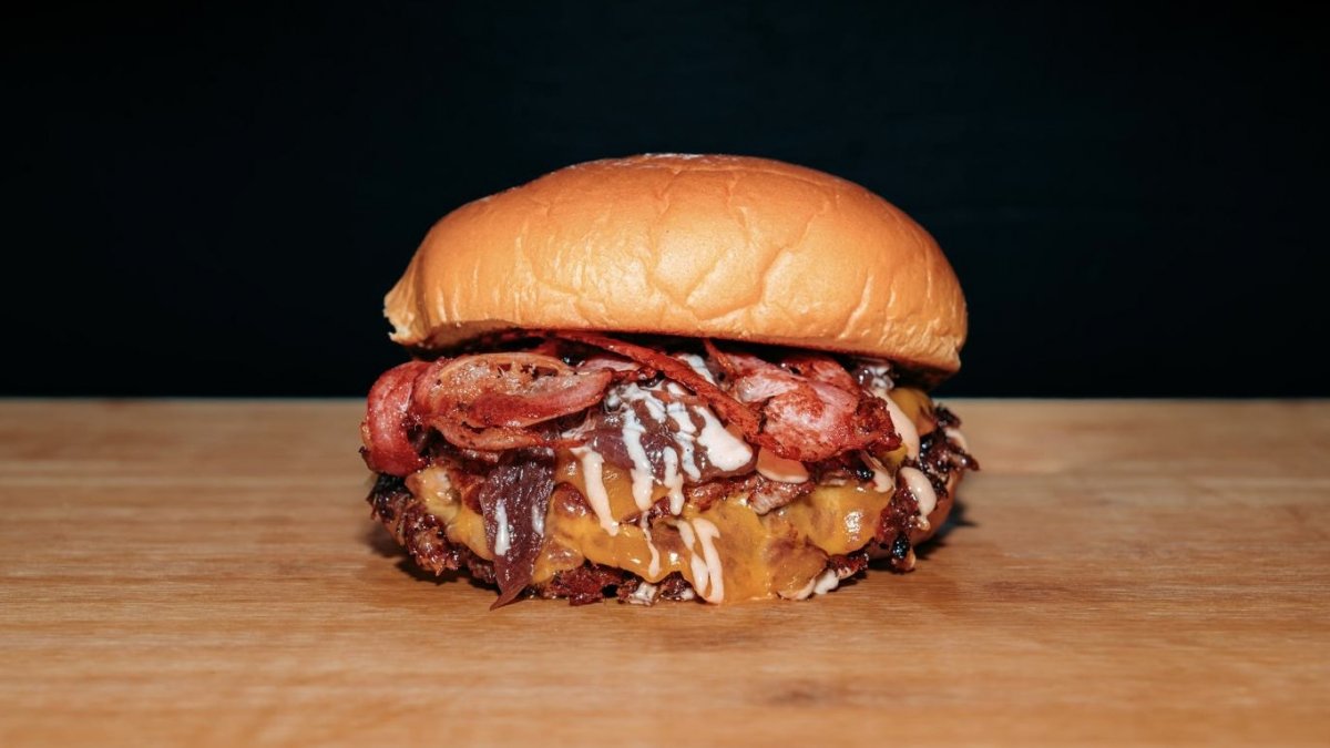 20s Signature Smash Burger mit Cheddar und Sauce in Baden