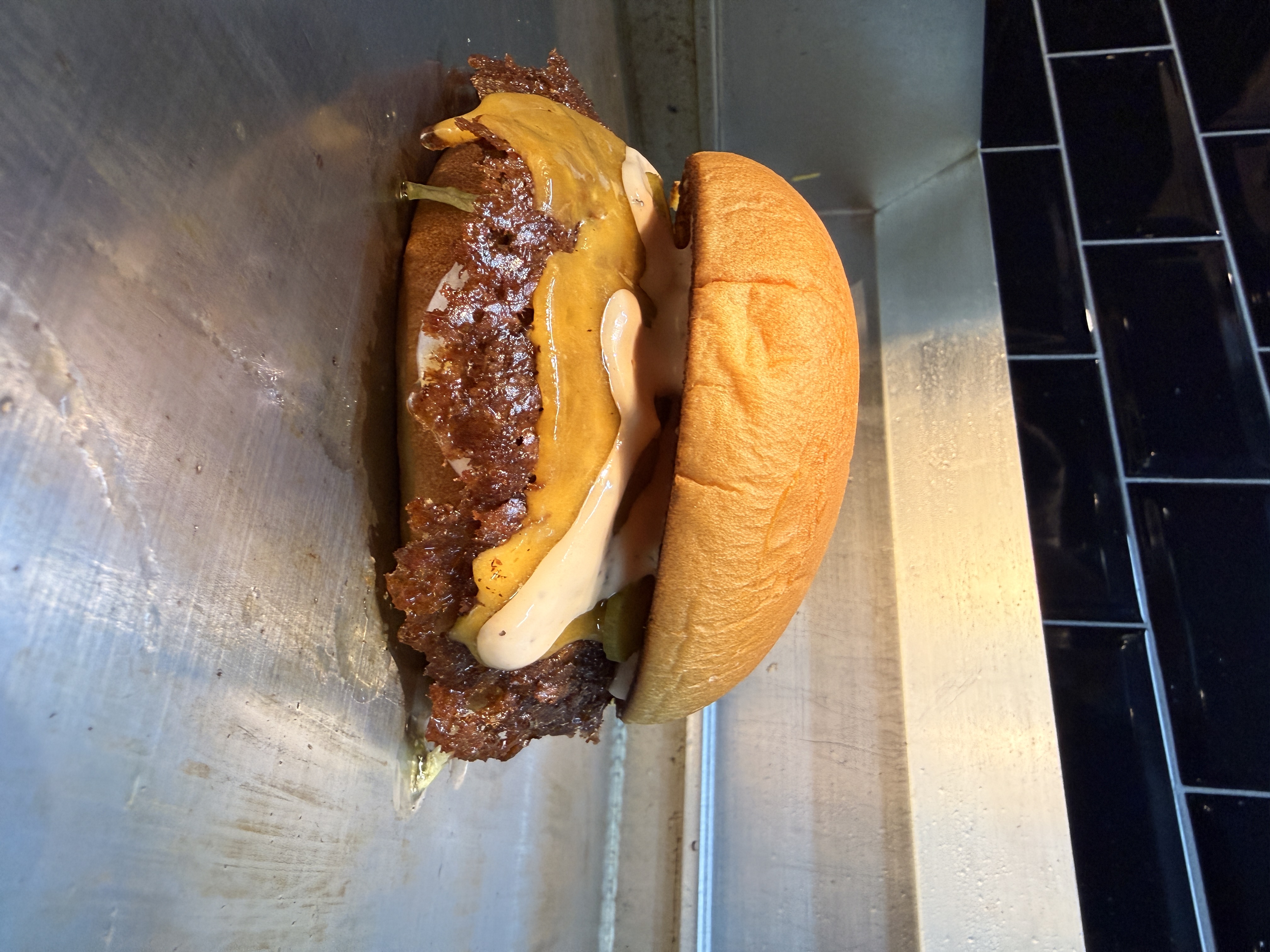 Scharfer Smash Hot Burger mit Jalapeño und Cheddar